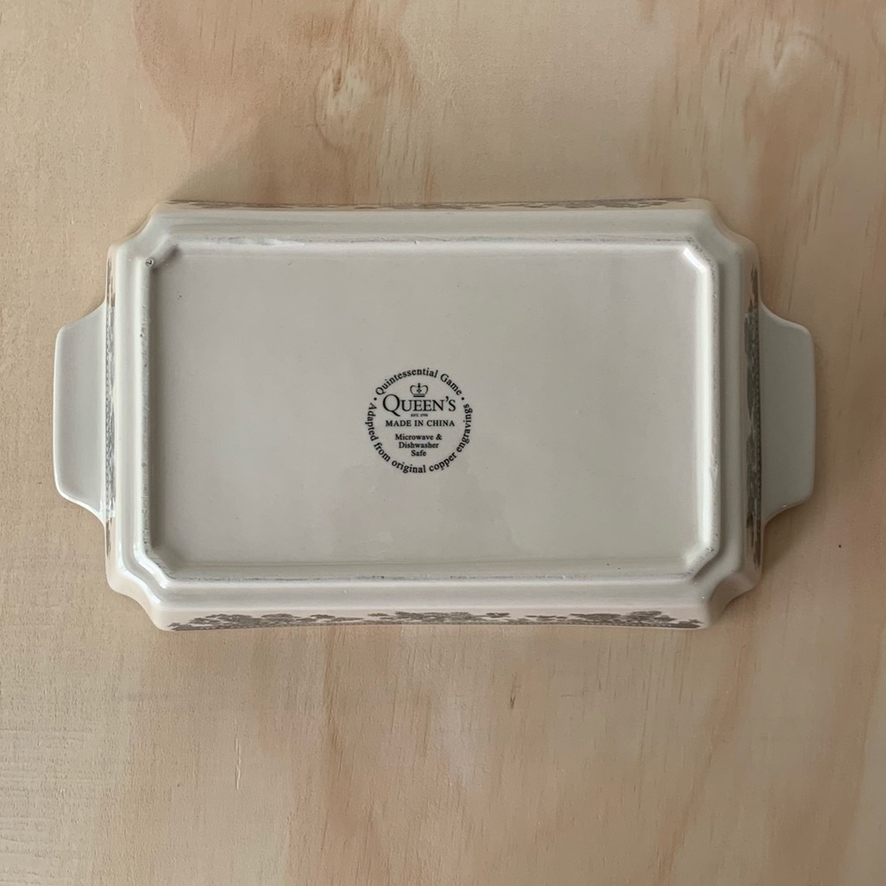 Queen’s Quintessential Game Rectangular Baker - Picture 7 of 10